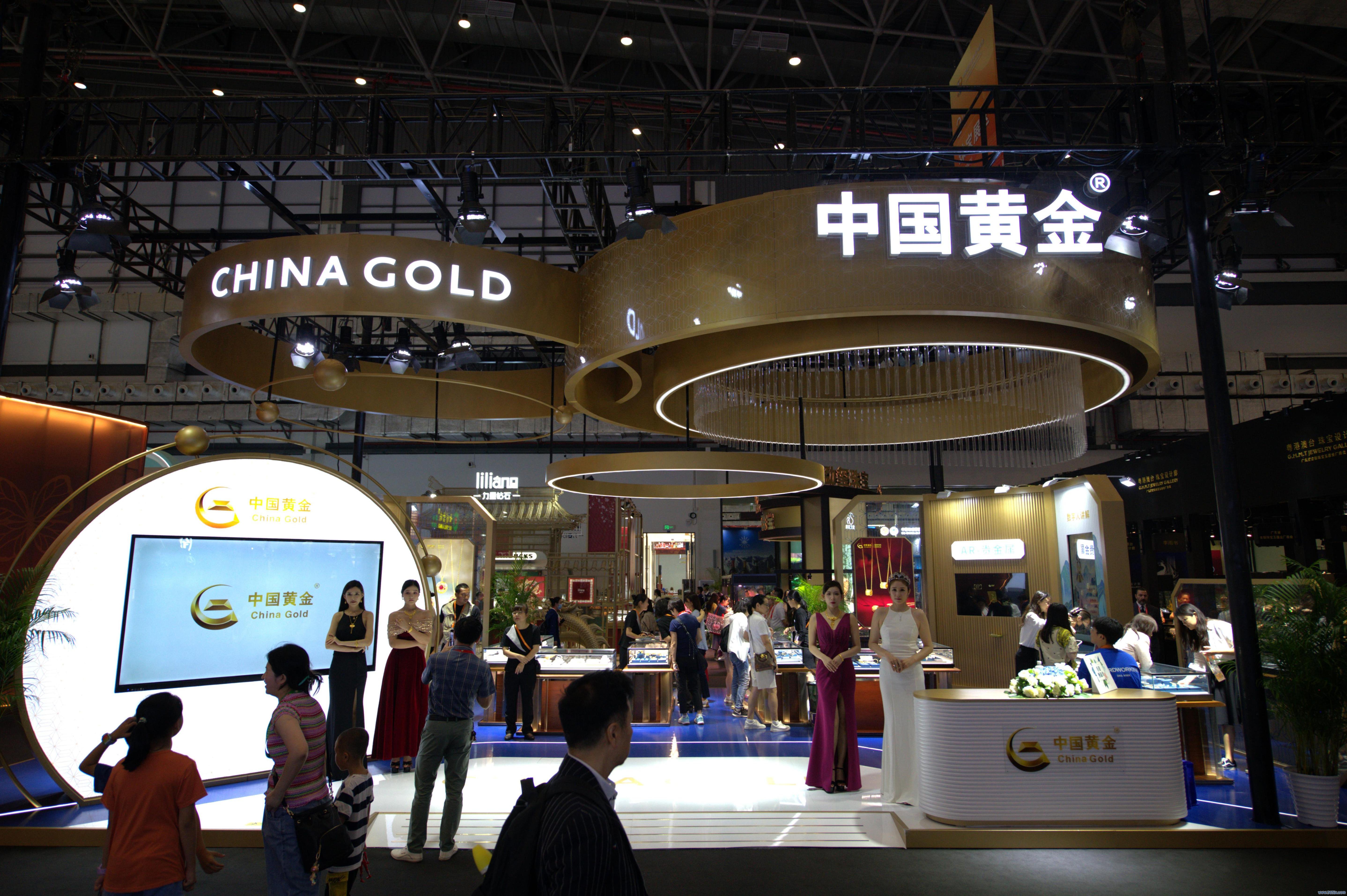 4月13日，在珠宝展区和买全球卖全球展区，观众正在参观中国黄金展台。人民网记者 翁奇羽摄